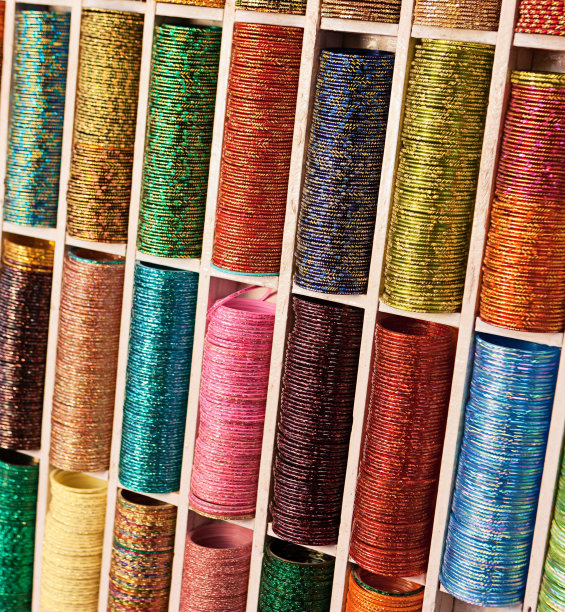 印度街头市场上出售的彩珠手镯图片下载