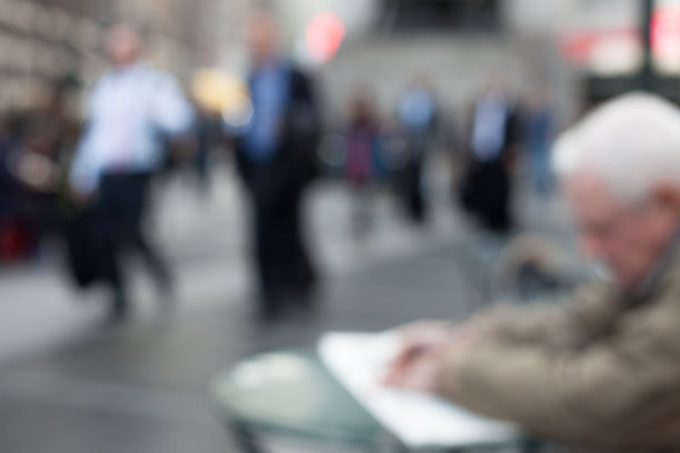 抽象散焦的人们在先驱广场，纽约市图片下载