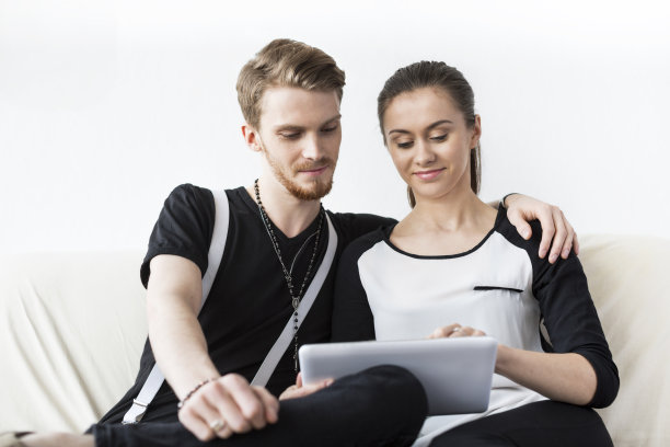 可爱的情侣用平板电脑看照片图片下载