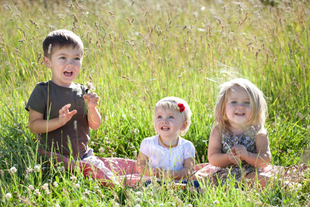 孩子们在户外玩耍，探索大自然图片下载