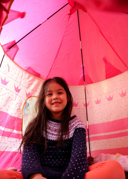 女孩在帐篷图片下载