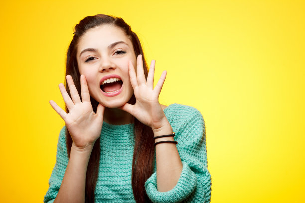 年轻女孩大喊图片下载