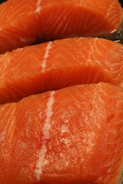 煎锅上的三文鱼片图片下载