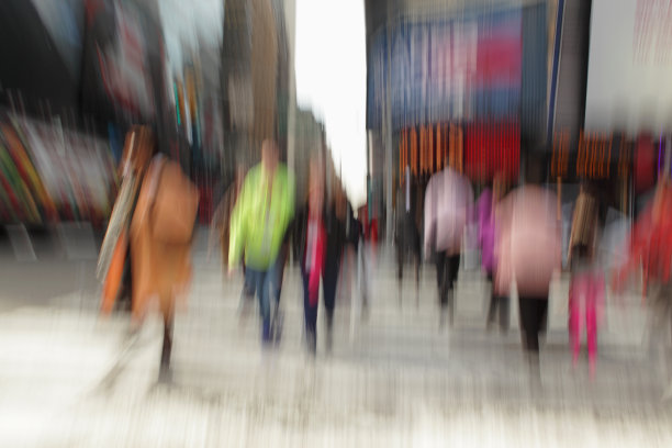 模糊曝光的人们走在纽约时代广场图片下载