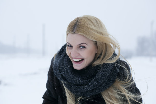 美丽的笑女人在冬日图片下载