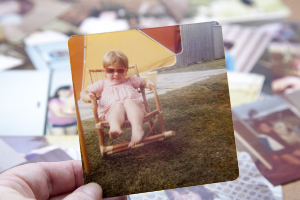 在花园里放松1976图片下载