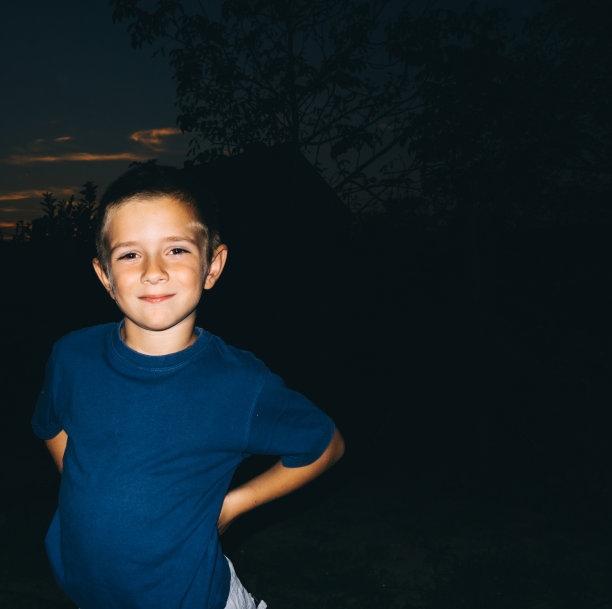 男孩在黄昏图片下载