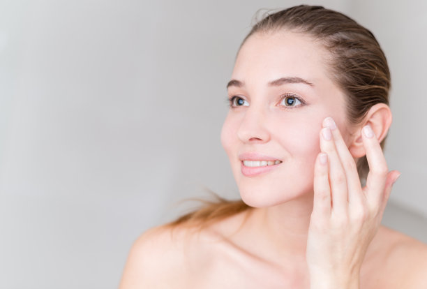 年轻女子娇惯她的皮肤图片下载