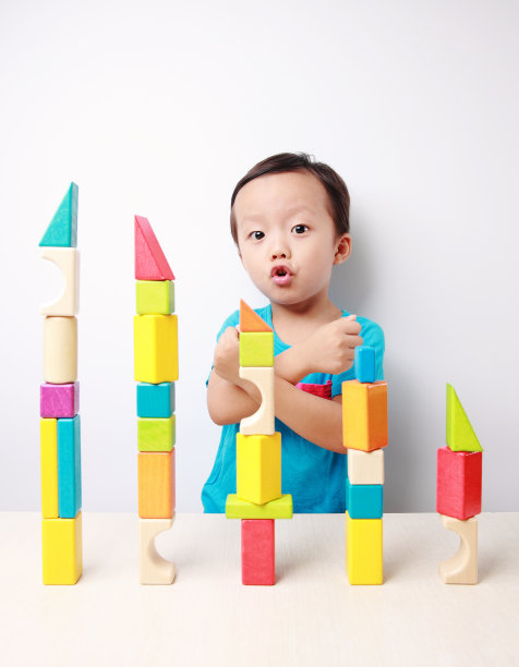 可爱的亚洲儿童玩积木图片下载