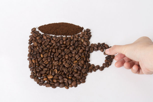 手捧咖啡豆做的咖啡杯图片下载