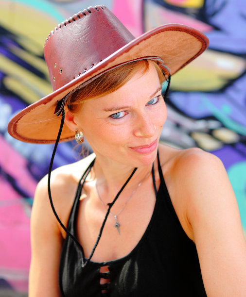 一个戴着帽子微笑着的白人女性图片下载