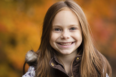 秋日小女孩的肖像图片下载