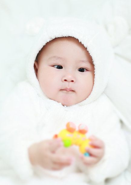 亚洲宝宝在床上玩图片下载