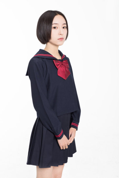 穿校服的短发女孩图片下载