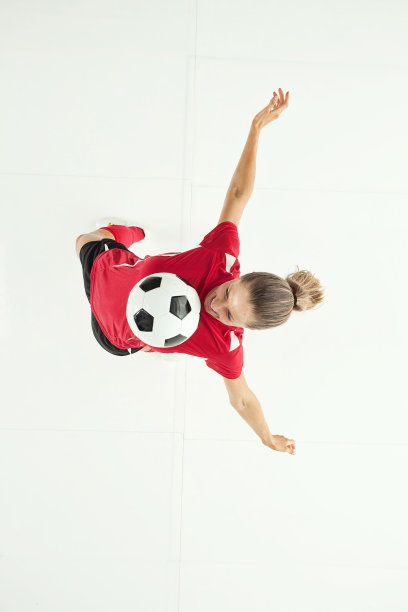 以上足球运动员踢球的观点图片下载