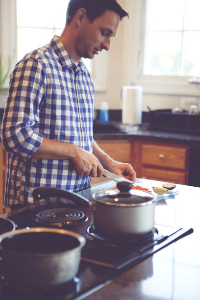 厨房里的男人图片下载