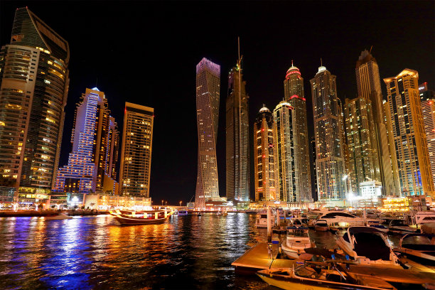 夜幕下的迪拜码头天际线图片下载