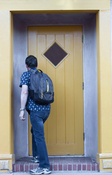 背着背包的男人回家了图片下载