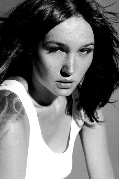 长着雀斑的漂亮年轻女人图片下载