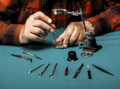 修理旧怀表图片下载