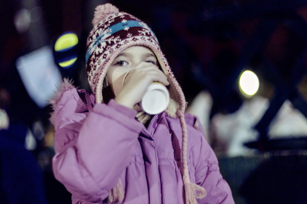 滑雪后喝热茶图片下载