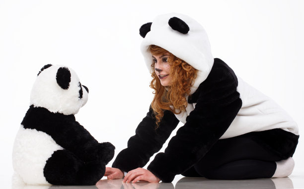 女人和熊猫-库存图像图片下载