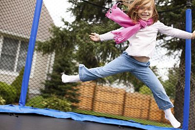 快乐女孩在户外蹦床上跳图片下载