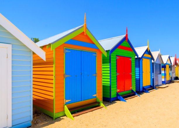 五彩缤纷的海滨小屋图片下载