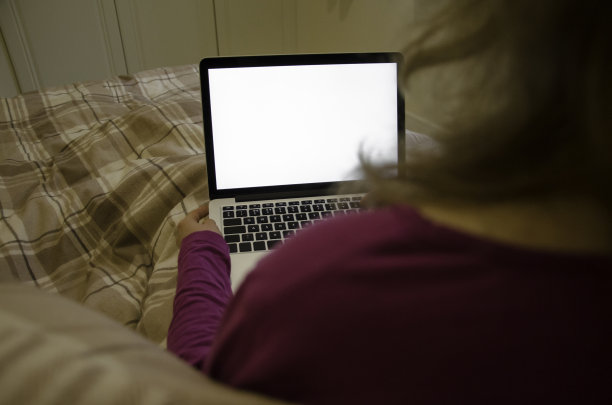在床上看笔记本电脑图片下载