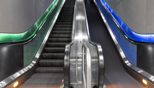 有照明的自动扶梯，地铁站图片下载