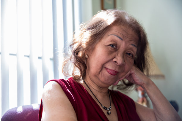 快乐自信的老年妇女图片下载