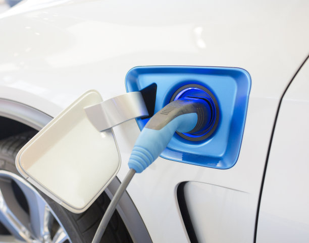 充电白色电动汽车图片下载