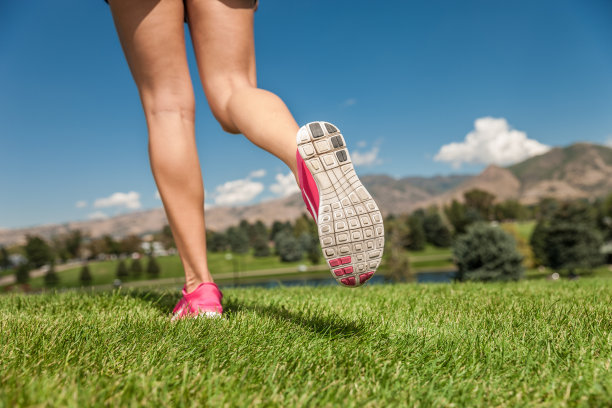 在公园里走开的女人图片下载