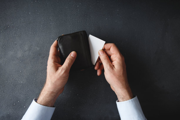 商务人员黑色办公桌上的空白名片图片下载