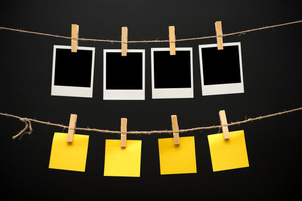 复古图片和黑色背景的便利贴图片下载