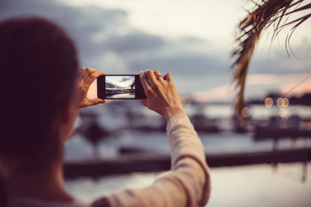 用智能手机拍照的女人图片下载