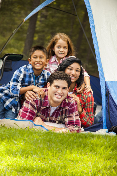家庭在森林户外露营。一起在帐篷。图片下载