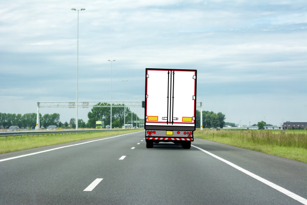 公路上的卡车图(右行车)图片下载