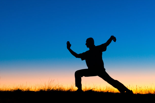 男子在黄昏时进行太极拳运动图片下载