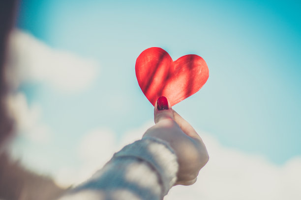 女人拿着心图片下载