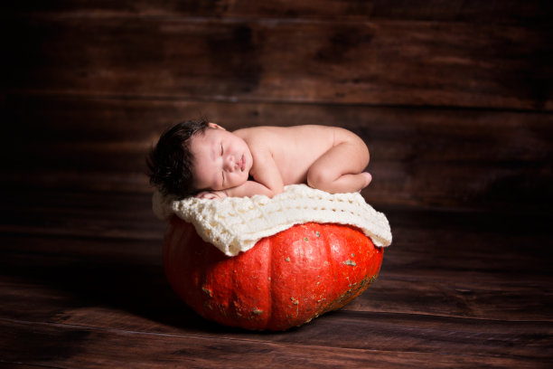 新生儿睡在南瓜上图片下载
