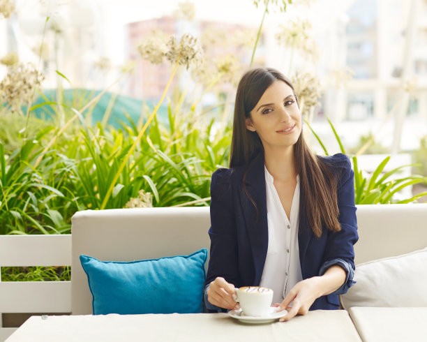 女孩喝咖啡图片下载