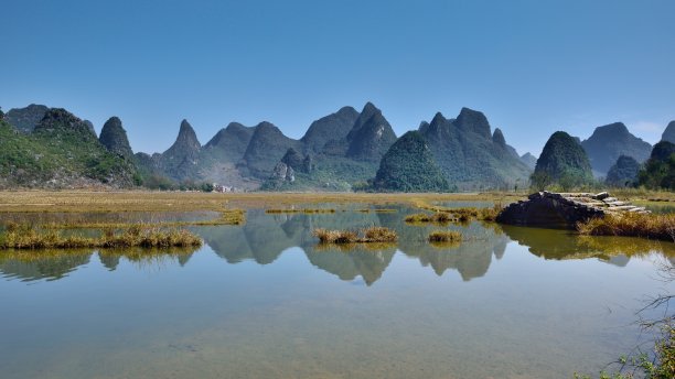 喀斯特山峰在水中倒影02图片下载