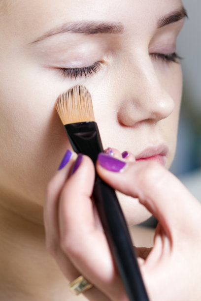 给年轻女子化妆图片下载