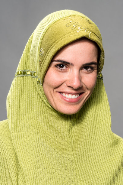 戴绿色头巾的微笑女人头像照片图片下载