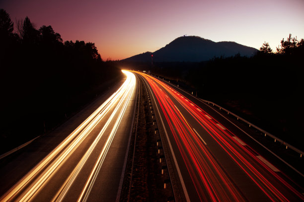 公路交通黄昏时分灯火通明图片下载