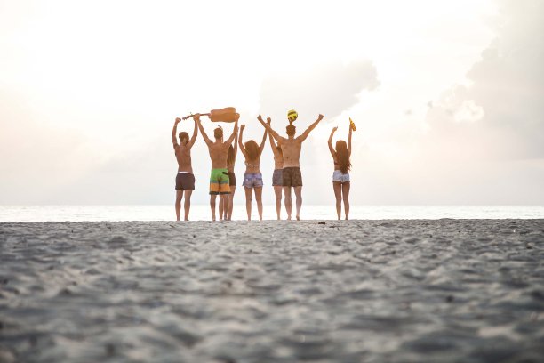 海滩上一群手牵着手的朋友图片下载