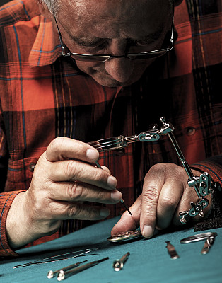 修理旧怀表图片下载