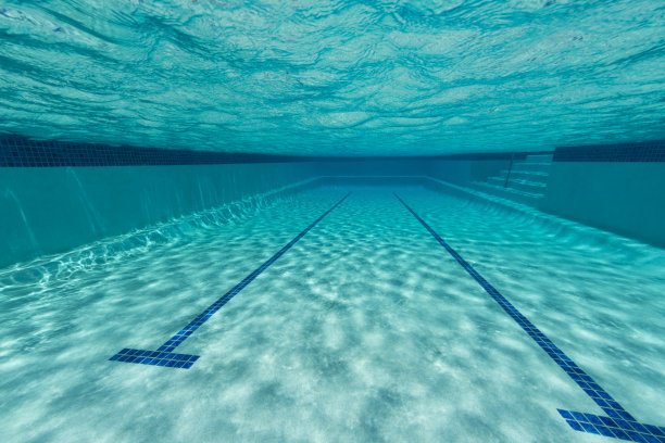 游泳池的水下视图图片下载