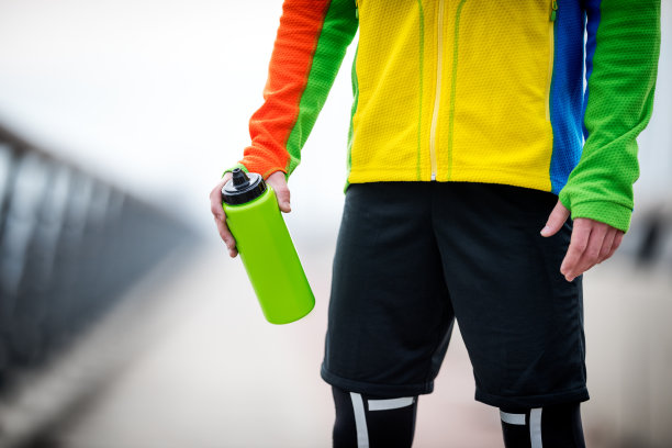 不知名的运动员拿着饮料瓶图片下载